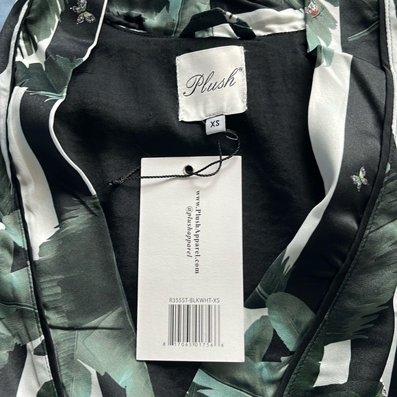 🆕 Plush Revolve Robe Women’s Black White Stripe Jungle Print Tropical XS - Picture 4 of 12